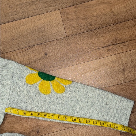 Natural Life Size Medium Ash Flower Boxy Intarsia Sweater Everyone’s Favorite - Picture 10 of 13